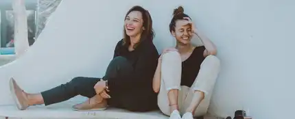 Dos amigas riendo Dos amigas riendo