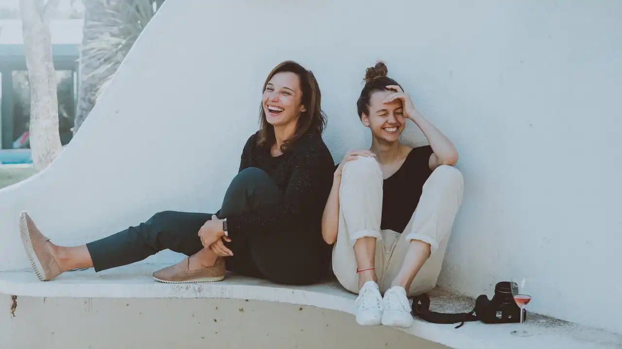 Dos amigas riendo Dos amigas riendo