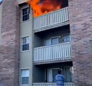 Imagen del incendio en el que el deportista salvó a un niño Imagen del incendio en el que el deportista salvó a un niño