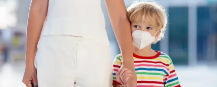 Niño con mascarilla Niño con mascarilla