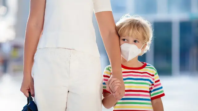 Niño con mascarilla