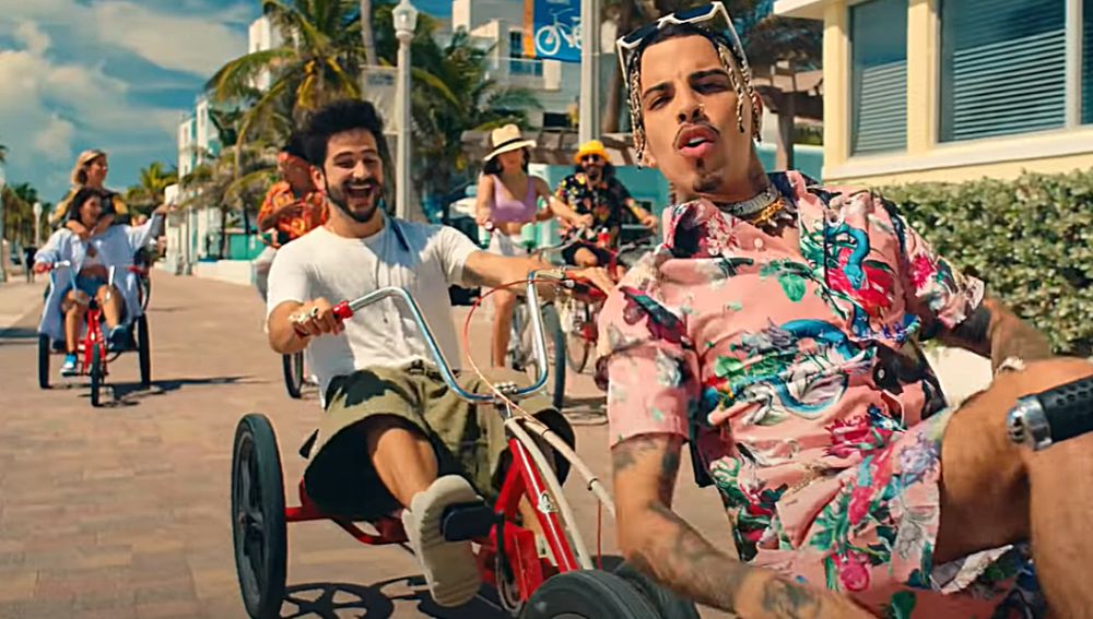 Camilo y Rauw Alejandro se pasean en triciclo por Miami en el remix de ' Tattoo'