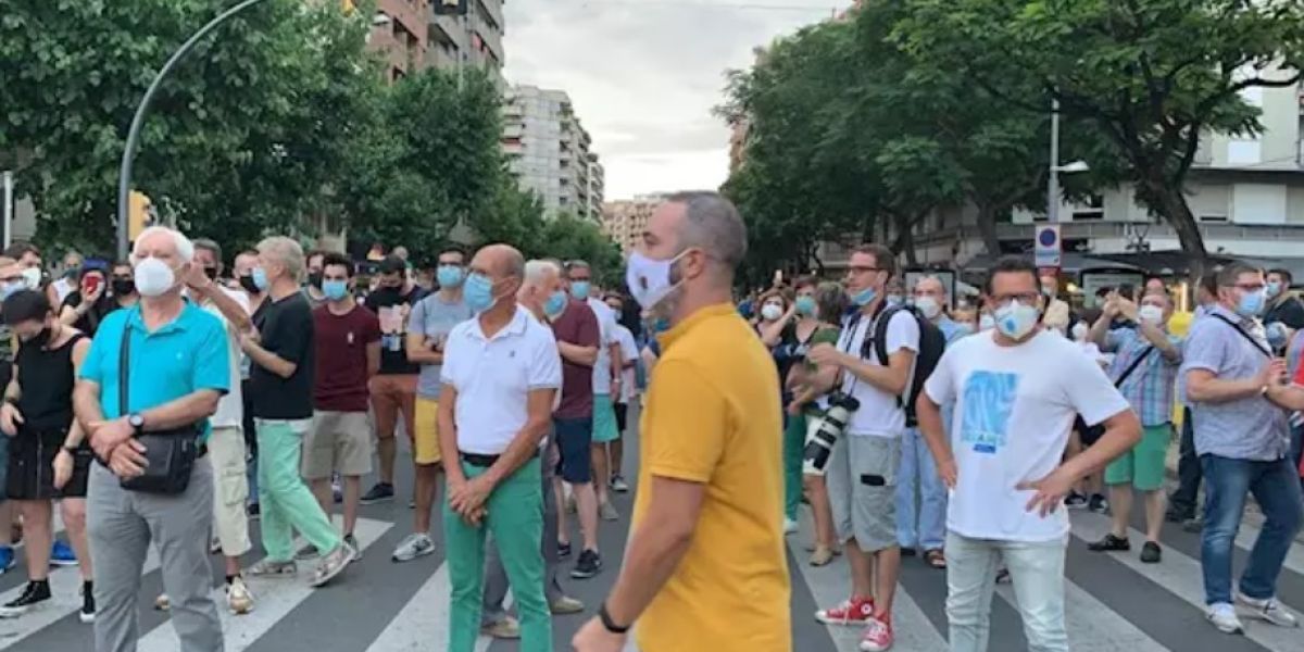 Unas 300 personas se concentran en Lleida contra el confinamiento anunciado