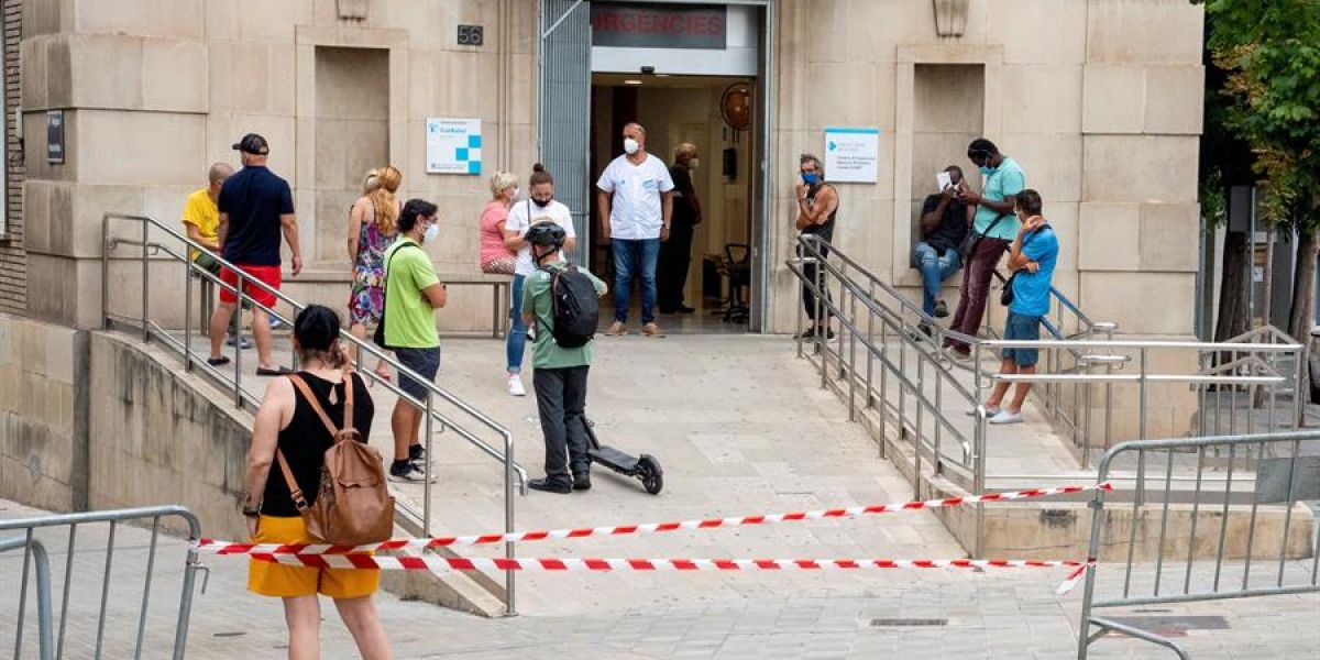 Varias personas en la entrada de un centro de Urgencias en Lleida