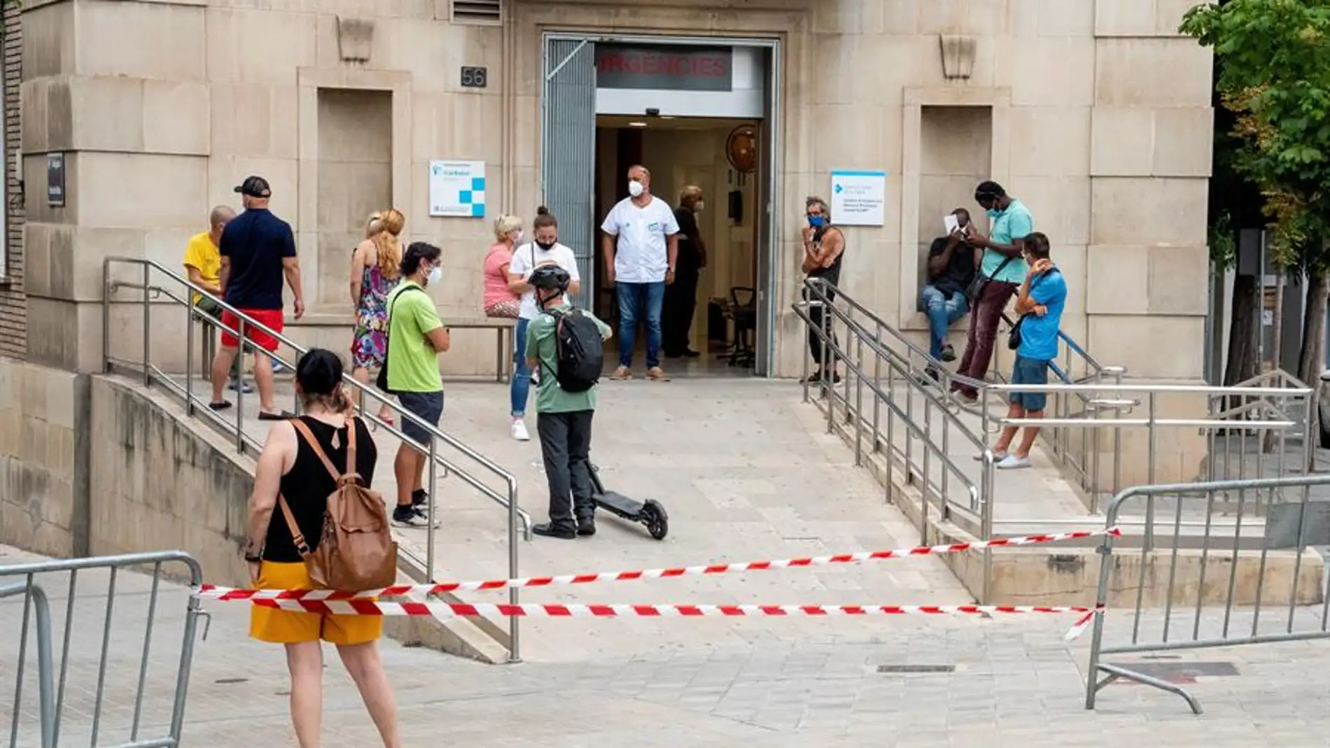 Varias personas en la entrada de un centro de Urgencias en Lleida