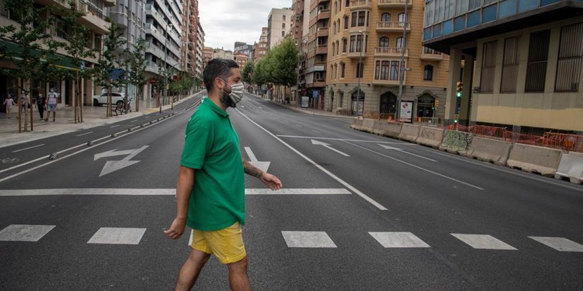 Un vecino cruza la calle en una avenida prácticamente vacía en Lleida