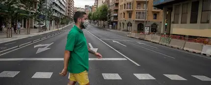 Un vecino cruza la calle en una avenida prácticamente vacía en Lleida Un vecino cruza la calle en una avenida prácticamente vacía en Lleida