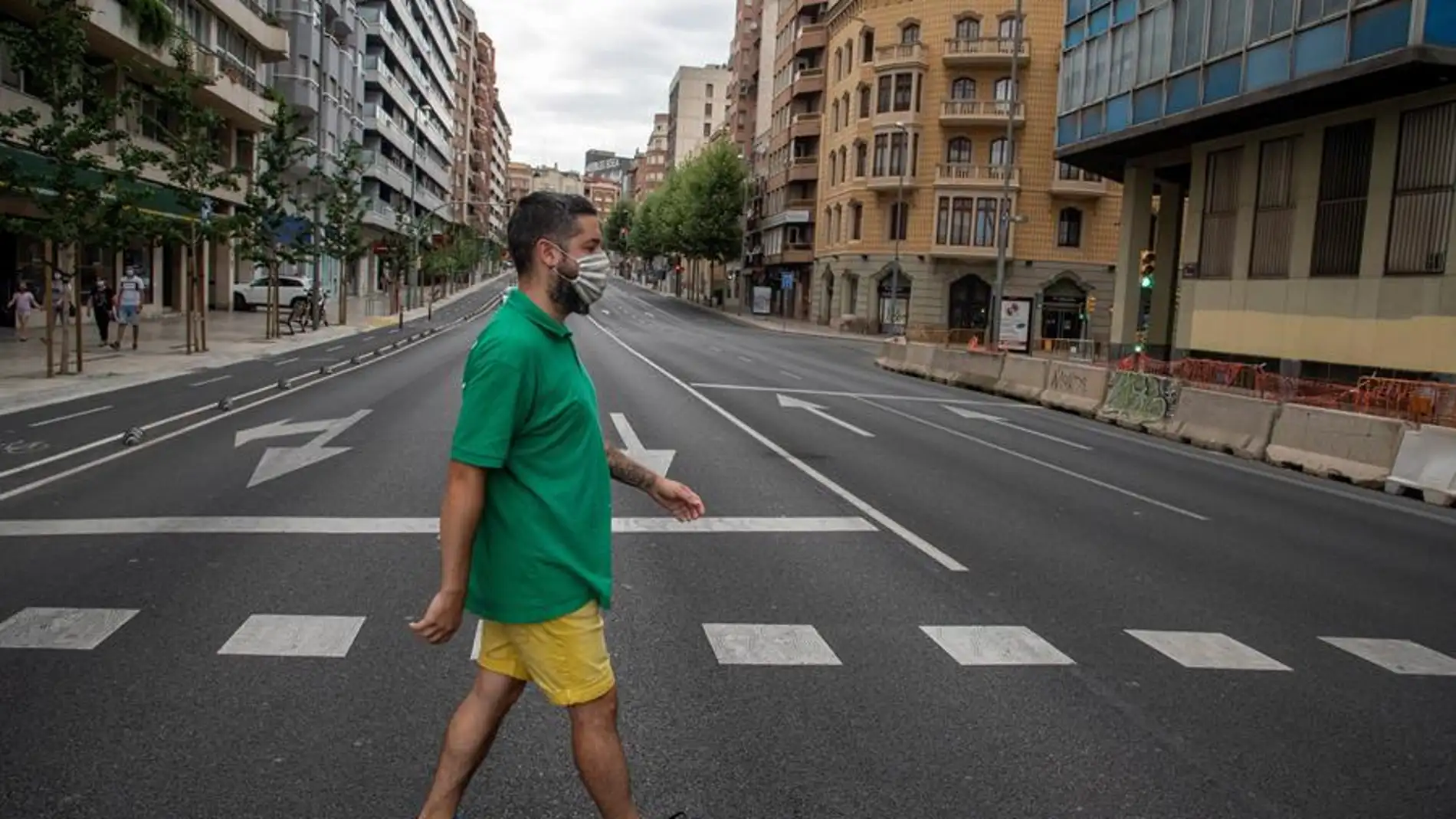 Un vecino cruza la calle en una avenida prácticamente vacía en Lleida