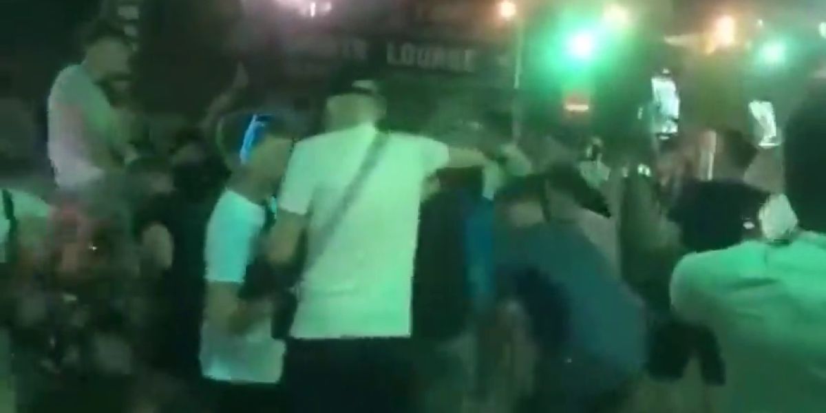 Cientos de jóvenes se juntan en Palma sin respetar las medidas para evitar el contagio de coronavirus