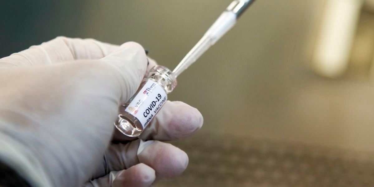 Imagen de archivo de una posible vacuna contra el coronavirus