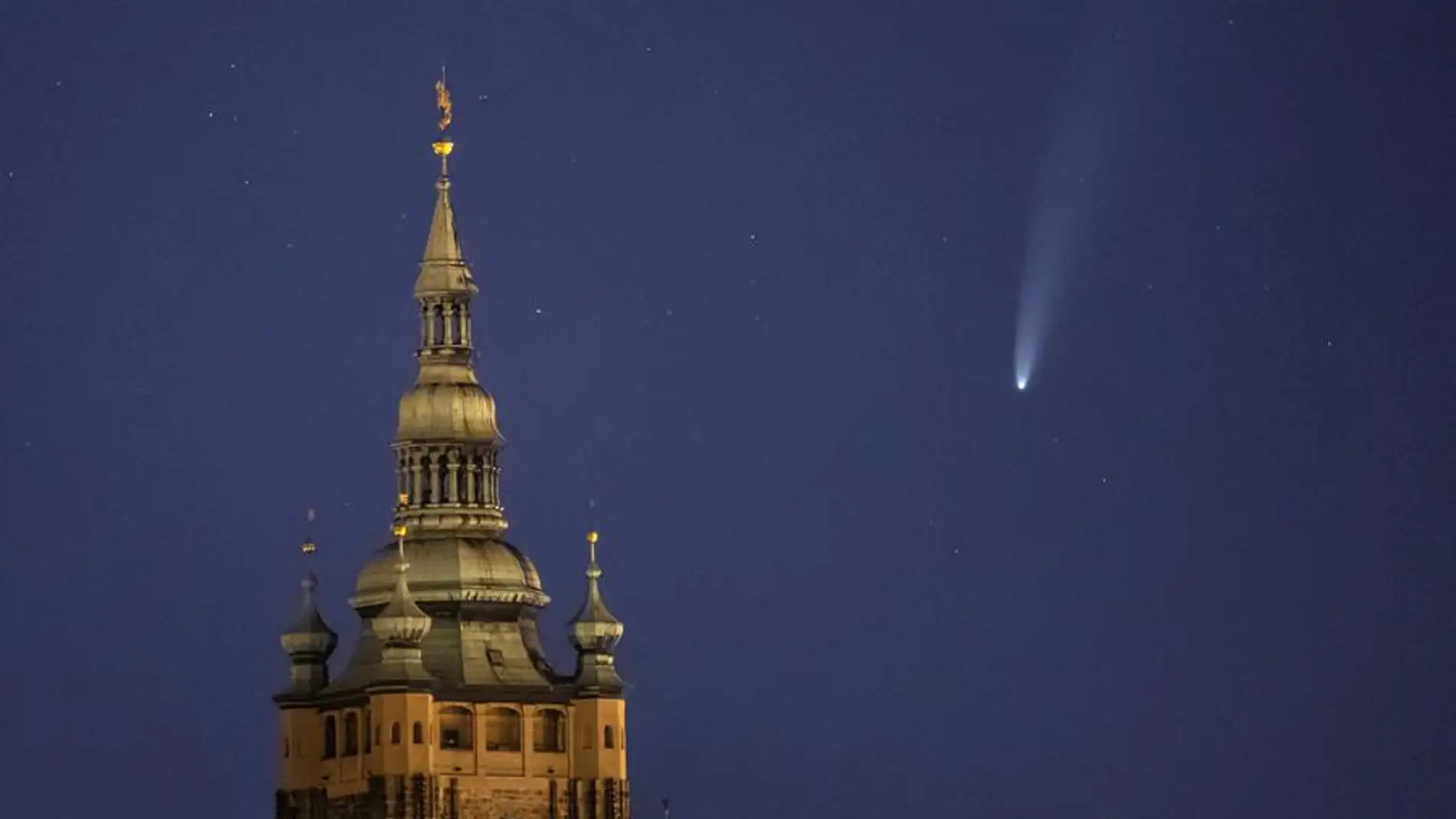 El cometa Neowise desde Praga title=