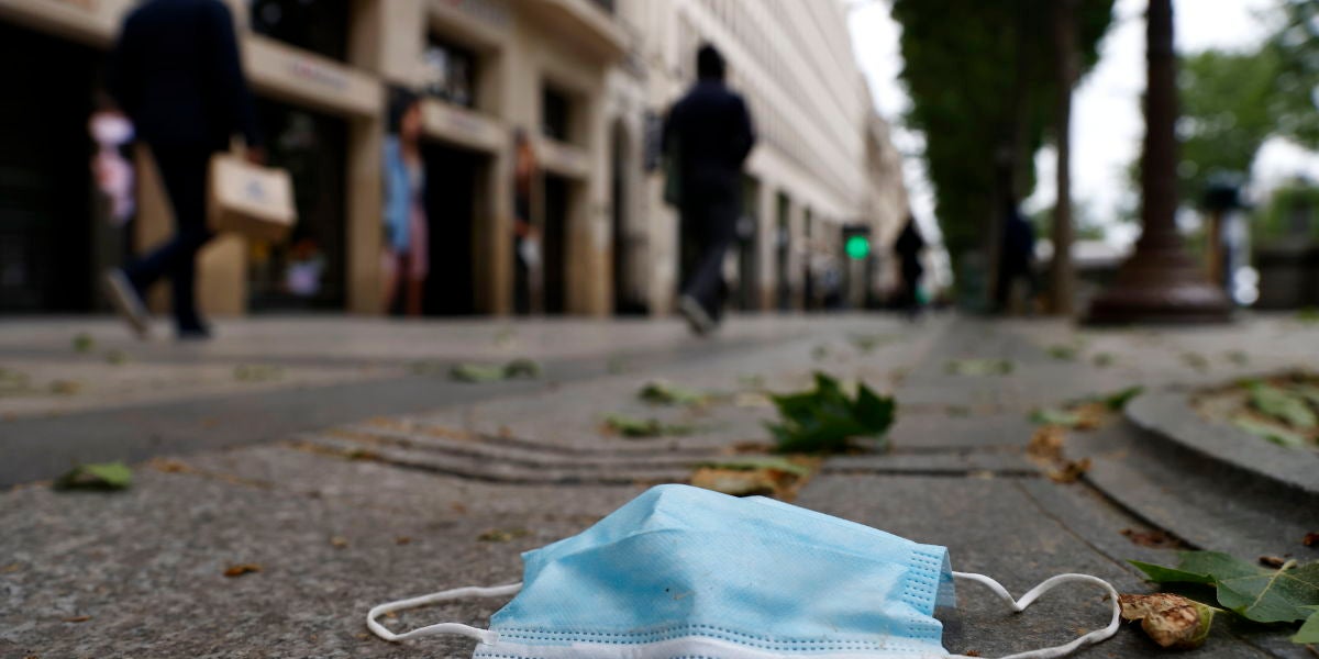 Una mascarilla tirada en el suelo de la calle