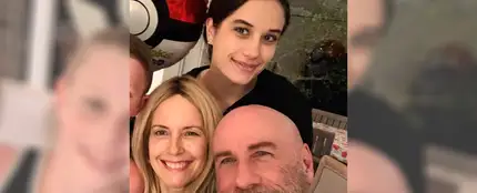 Ella Travolta junto a su madre y su padre Ella Travolta junto a su madre y su padre