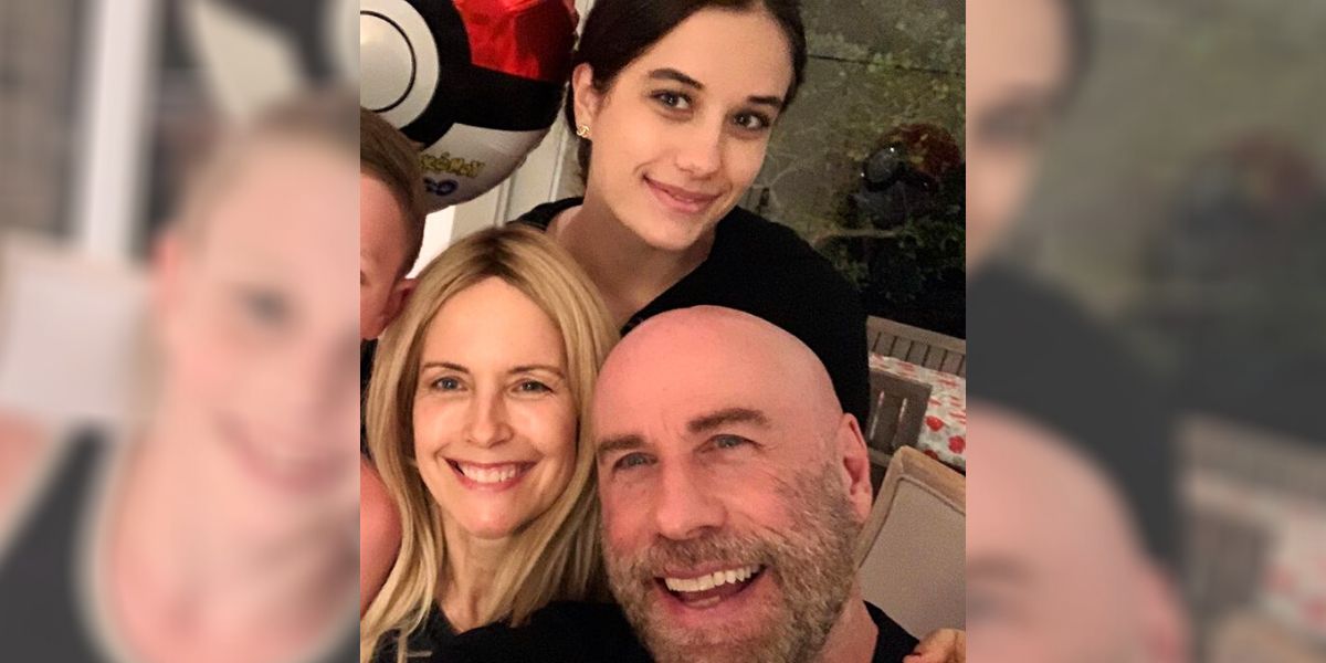 Ella Travolta junto a su madre y su padre