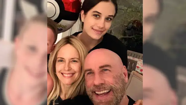 Ella Travolta junto a su madre y su padre