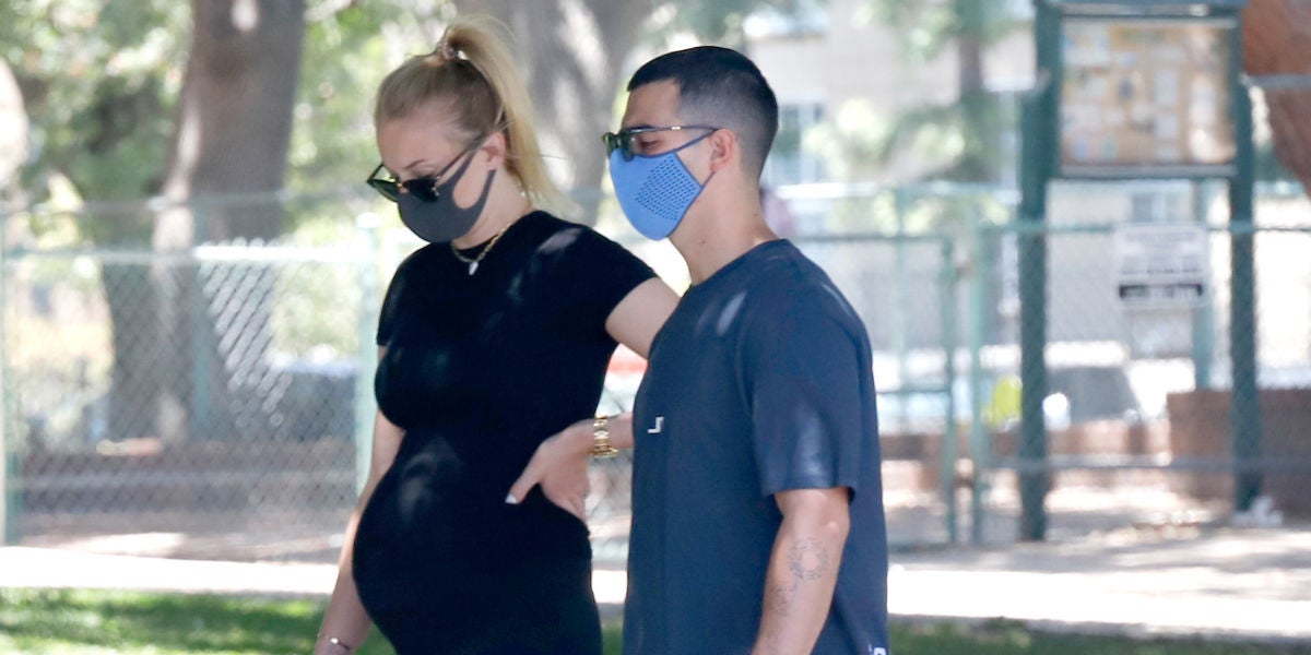 Una embarazadísima Sophie Turner junto a Joe Jonas