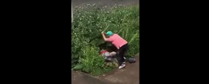 Una mujer golpea violentamente a una pareja que practica sexo en un arbusto