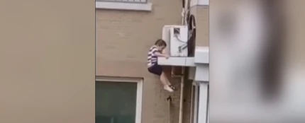 Niño atrapado. Niño atrapado.