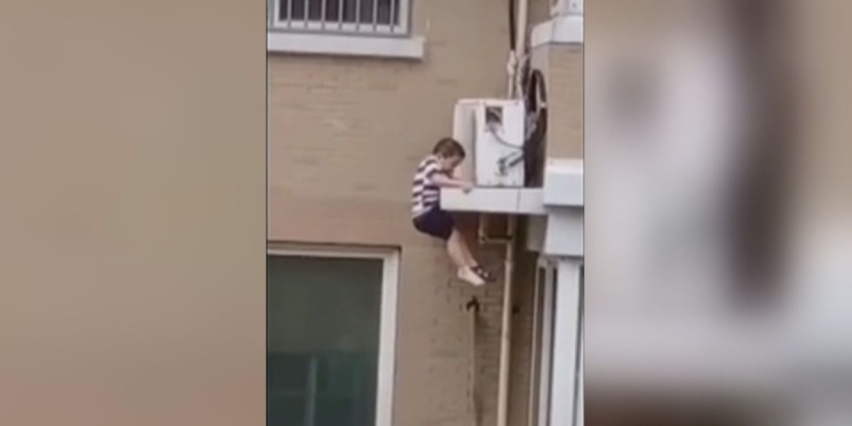 Niño atrapado.