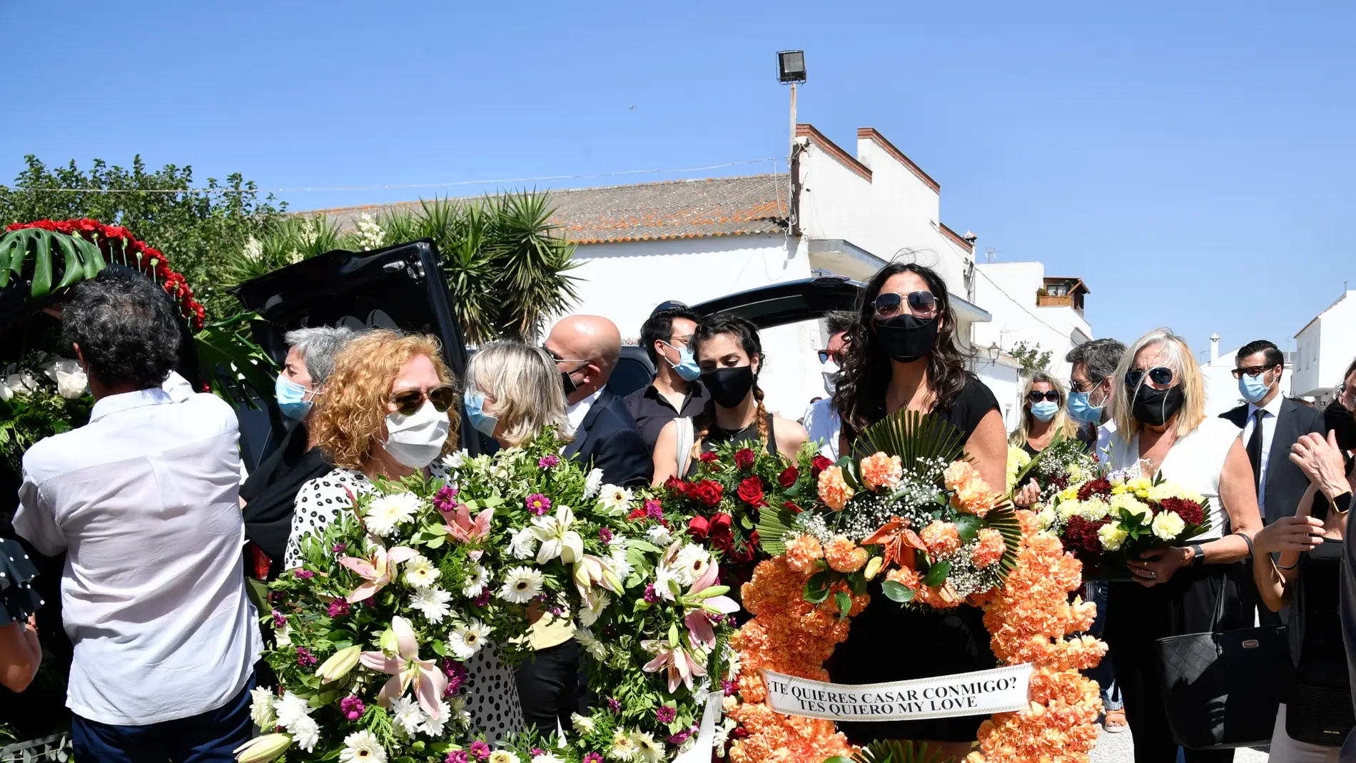 Paz Padilla en el funeral por su marido Antonio Juan Vidal title=