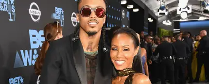 August Alsina y Jada Pinkett Smith en los BET Awards de 2017 August Alsina y Jada Pinkett Smith en los BET Awards de 2017