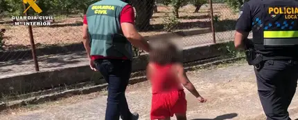Los agentes lograron tranquilizar a la pequeña que acabó narrando cómo fue abandonada en la carretera Los agentes lograron tranquilizar a la pequeña que acabó narrando cómo fue abandonada en la carretera