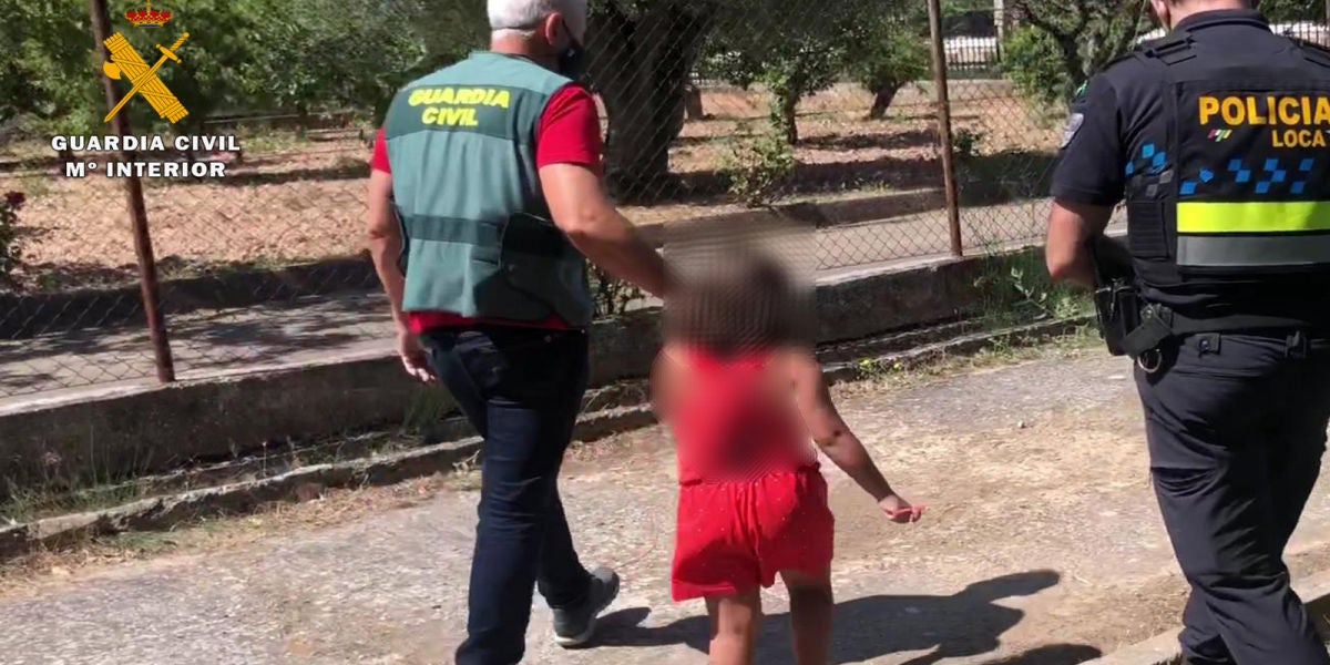 Los agentes lograron tranquilizar a la pequeña que acabó narrando cómo fue abandonada en la carretera