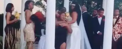 Una mujer embarazada arruina la boda de su amante al irrumpir en la ceremonia y gritar "¡Aquí está tu bebé!" Una mujer embarazada arruina la boda de su amante al irrumpir en la ceremonia y gritar "¡Aquí está tu bebé!"