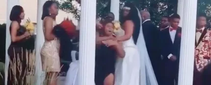 Una mujer embarazada arruina la boda de su amante al irrumpir en la ceremonia y gritar "¡Aquí está tu bebé!" Una mujer embarazada arruina la boda de su amante al irrumpir en la ceremonia y gritar "¡Aquí está tu bebé!"
