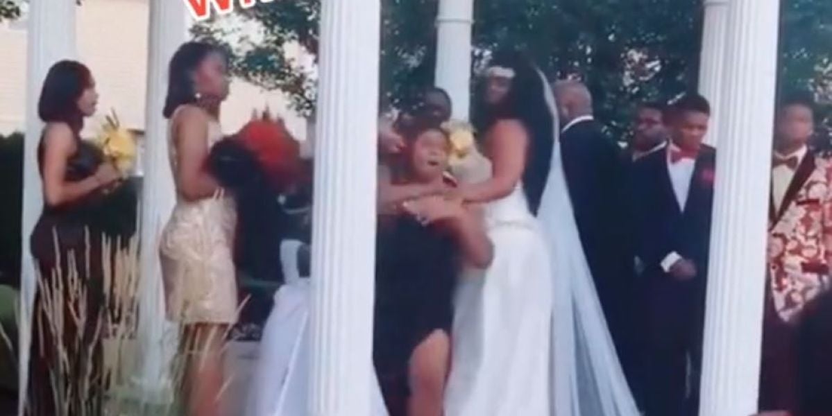 Una mujer embarazada arruina la boda de su amante al irrumpir en la ceremonia y gritar "¡Aquí está tu bebé!"
