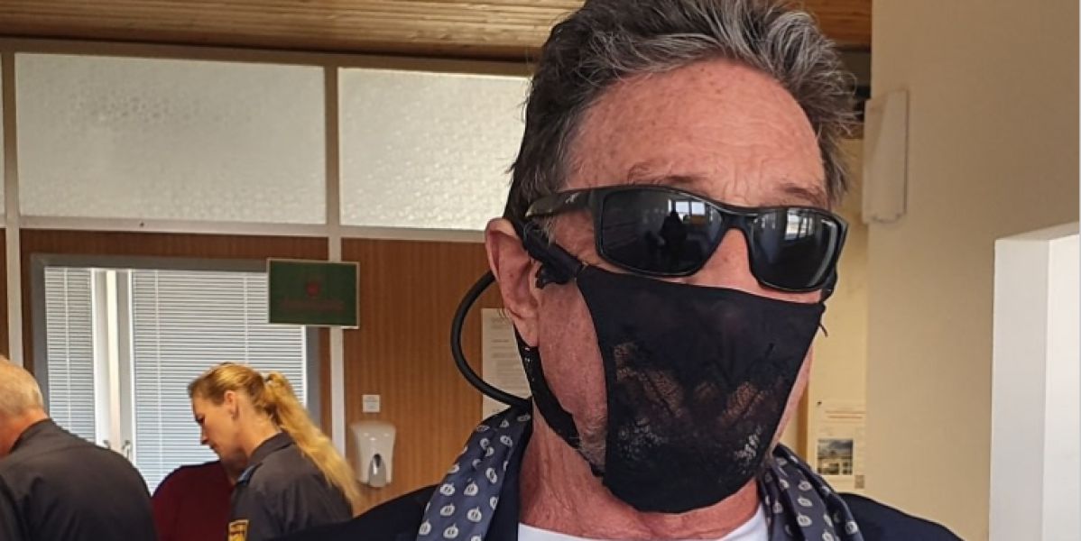 Detienen a John McAfee, fundador del famoso antivirus, por usar un tanga como mascarilla contra el coronavirus