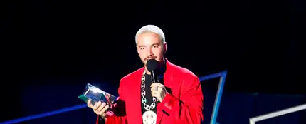 J Balvin recogiendo un premio J Balvin recogiendo un premio