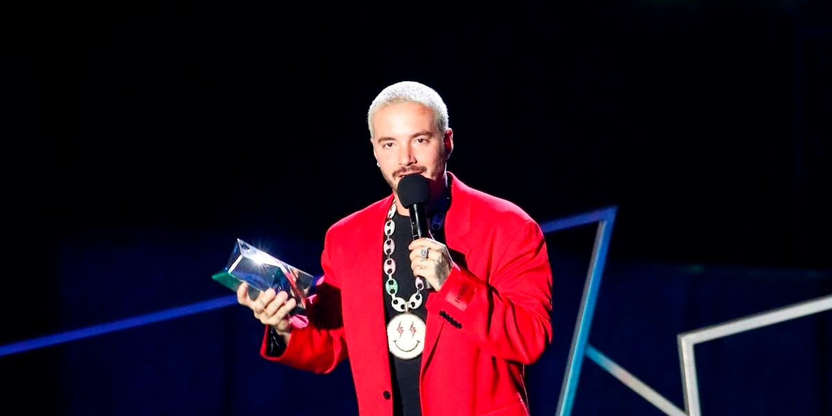 J Balvin recogiendo un premio