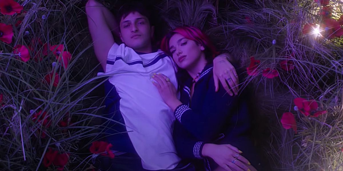 Dua Lipa y Anwar Hadid en el vídeo del remix de 'Levitating'