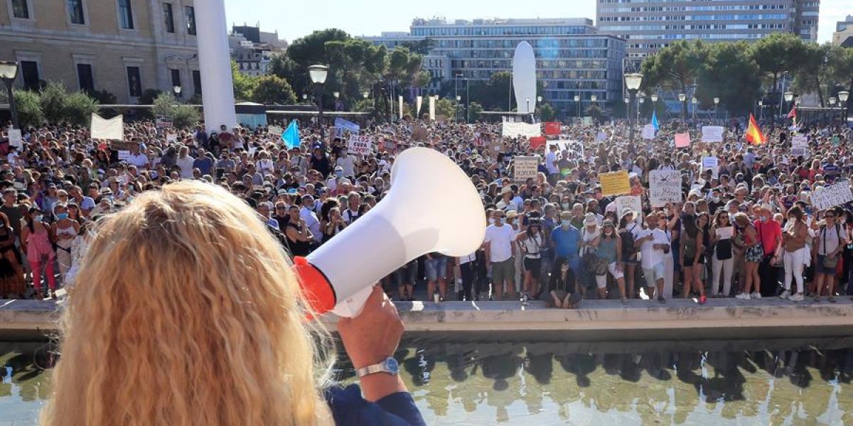 Asistentes a la manifestación antimascarillas en la Plaza de Colón de Madrid