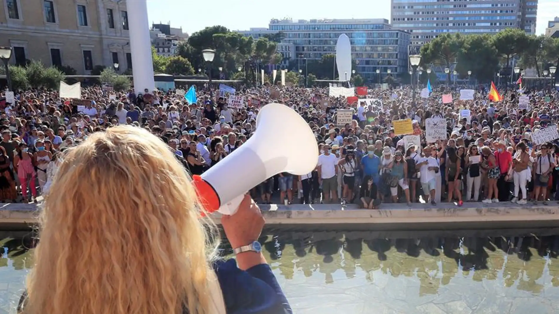 Asistentes a la manifestación antimascarillas en la Plaza de Colón de Madrid title=