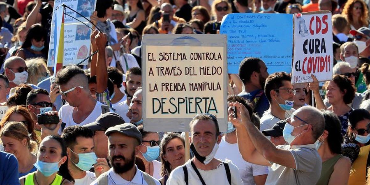 Vista de los asistentes a la manifestación antimascarilla de Colón