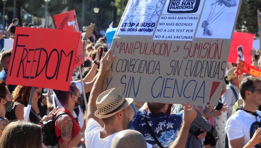 Manifestación contra el uso obligatorio de mascarilla en Madrid