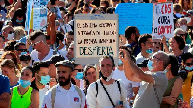 Asistentes a la manifestación en la Plaza de Colón