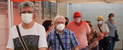 Ciudadanos con mascarilla en Santa Coloma de Gramanet Ciudadanos con mascarilla en Santa Coloma de Gramanet