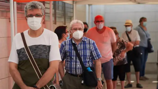 Ciudadanos con mascarilla en Santa Coloma de Gramanet