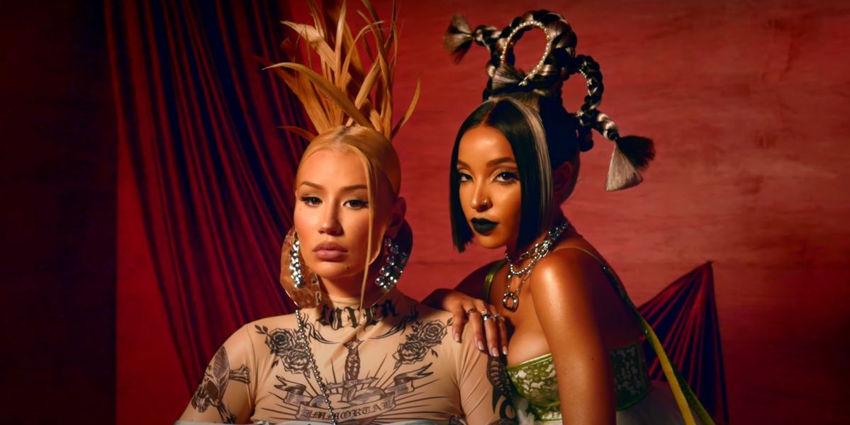 Iggy Azalea y Tinashe en 'Dance Like Nobody's Watching'