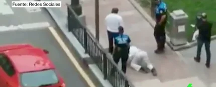 Un hombre finge ser un perro delante de la Policía para justificar que no lleva mascarilla en Cangas de Onís Un hombre finge ser un perro delante de la Policía para justificar que no lleva mascarilla en Cangas de Onís