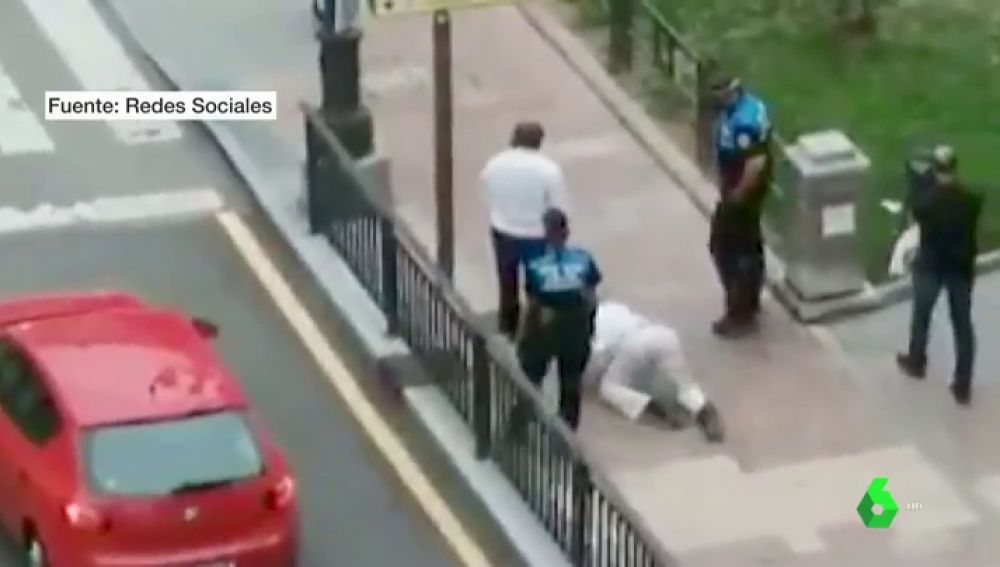 Un hombre finge ser un perro delante de la Policía para justificar que no lleva mascarilla en Cangas de Onís
