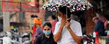 Un ciudadano indio lleva una mascarilla en la calle