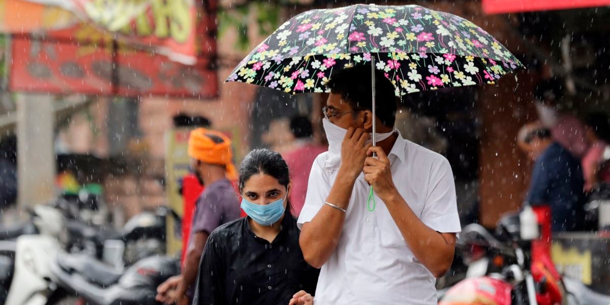 Un ciudadano indio lleva una mascarilla en la calle