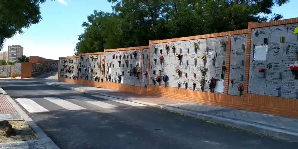 Nuevos nichos dispuestos en el cementerio de la Almudena.
