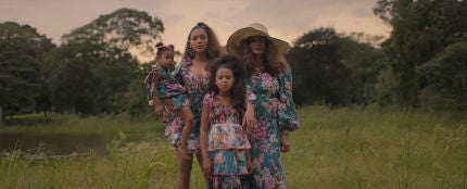 Beyoncé junto a sus hijas y su madre en el vídeo de &#39;Brown Skin Girl&#39;