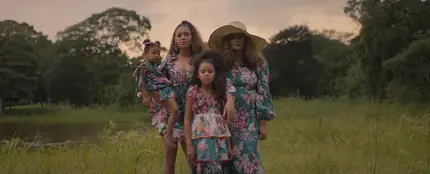 Beyoncé junto a sus hijas y su madre en el vídeo de 'Brown Skin Girl' Beyoncé junto a sus hijas y su madre en el vídeo de 'Brown Skin Girl'