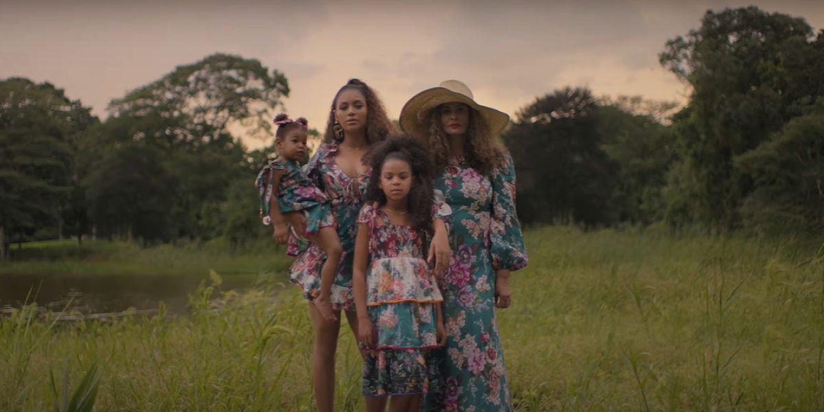 Beyoncé junto a sus hijas y su madre en el vídeo de 'Brown Skin Girl'